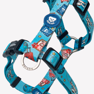 Peitoral para cão azul com estampas de viagem e fechos pretos