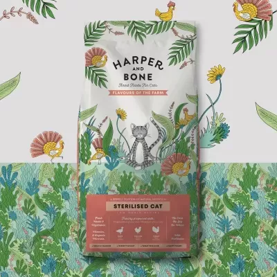Saco colorido de ração para gato sterelizado da marca Harper and Bone com ilustrações de gato e galinhas em fundo decorado.