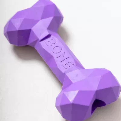 Brinquedo para cães roxo em forma de osso com design facetado.