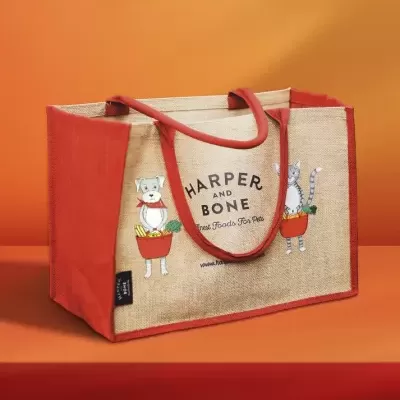 Saco de lona vermelho e bege com ilustração de cão e gato e texto HARPER AND BONE.