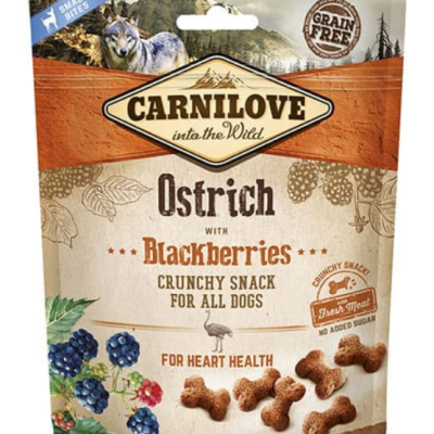 Pacote de snacks para cães Carnilove sabor avestruz com amoras, embalagem castanha e bege com ilustrações e texto em inglês