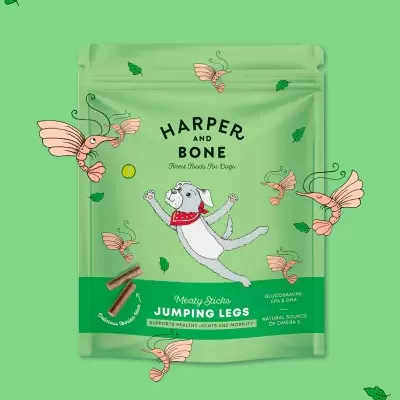 Embalagem verde para snacks de cão Harper and Bone com ilustração de cão e insetos cor-de-rosa