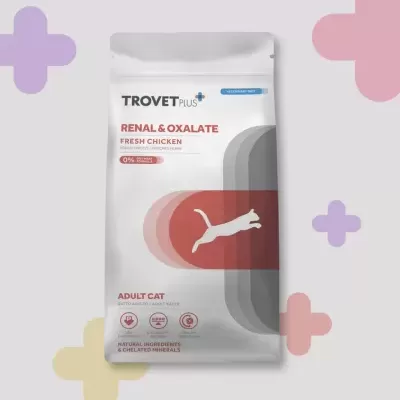 Embalagem branca de ração TROVET PLUS para gato com texto e gato estilizado a pular