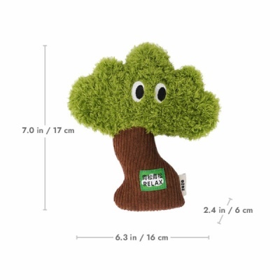 Pelúcia árvore verde com olhos e etiquetas numa superfície branca