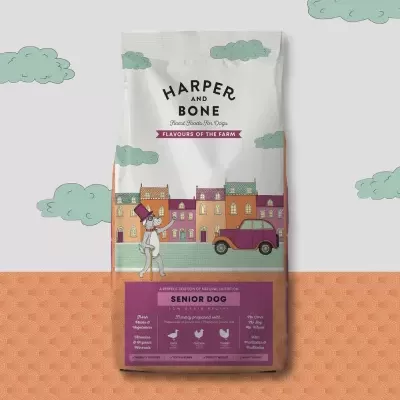 Pacote de comida para cães Harper and Bone Senior Dog com design de casas e nuvens