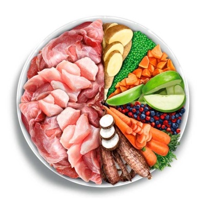 Prato branco com carne crua e vegetais frescos coloridos