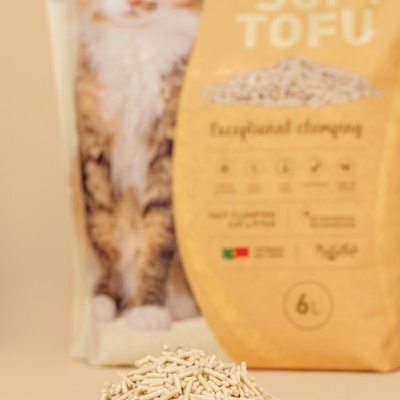 Areia para gatos em pellets com embalagem castanha e bege com imagem de gato e texto SOFT TOFU