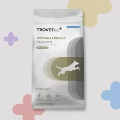 Embalagem branca de ração para cão adulto Trovet Plus Hypoallergenic Fresh Horse com texto e símbolo de cão a saltar