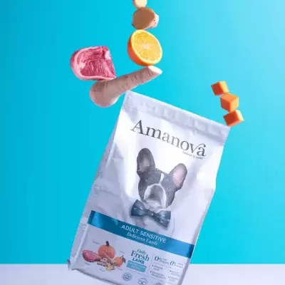 Pacote de ração Amanova Adult Sensitive com ingredientes flutuantes