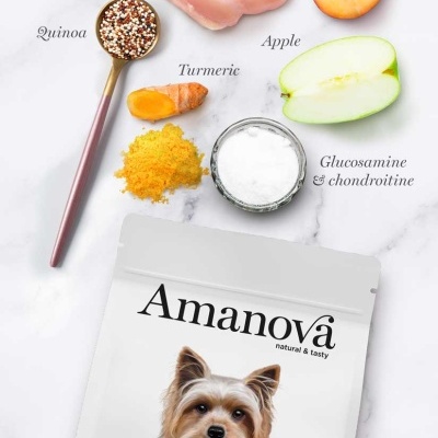 Ingredientes como Chicken, Plum, Apple, Quinoa, Turmeric, Glucosamine & chondroitine e embalagem de ração Amanova para cães
