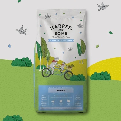 Embalagem de ração para cachorros HARPER AND BONE com ilustração de cães em bicicleta