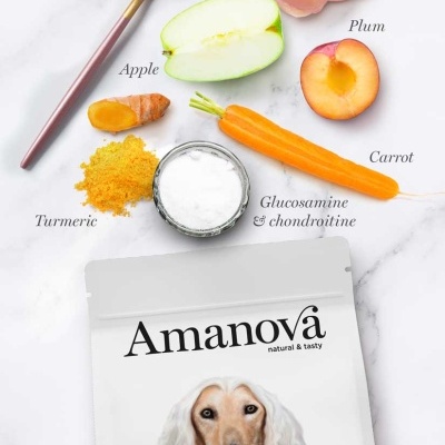 Ingredientes crus e pacote de ração Amanova para cães adultos médios.