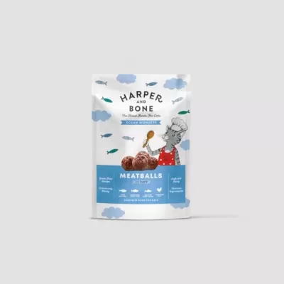 Embalagem branca de comida para gatos Harper and Bone Meatballs com ilustração de gato cozinheiro