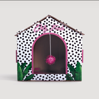Caixa decorativa com padrão de bolinhas, folhas verdes, texto Only Fresh rosa e pompom pendurado