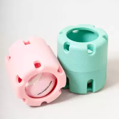 Brinquedos para cães em cilindro rosa e verde com bola de tênis cor-de-rosa