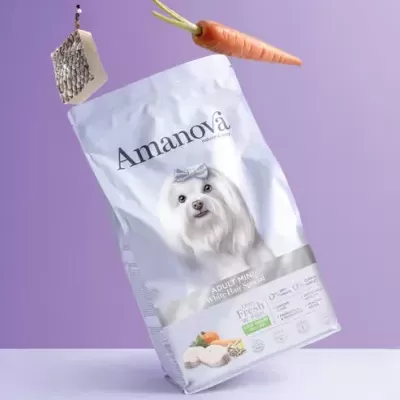 Saco de ração para cães Amanova com imagem de cão branco e cenoura