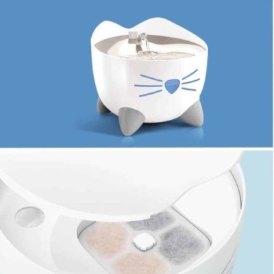 Bebedouro branco e cinzento para animais com detalhe de cara de gato e filtro visível