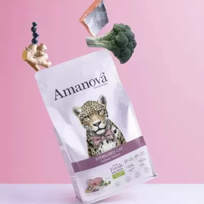 Pacote de ração Amanova para gatos esterilizados com imagem de gato e ingredientes em 3D