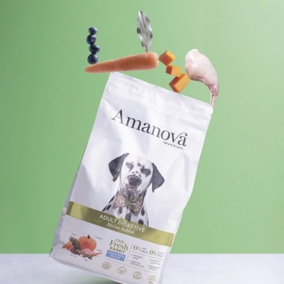 Embalagem de ração Amanova para cães com ingredientes e imagem do produto