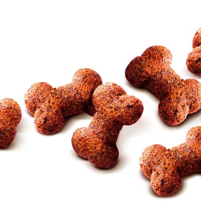 Seis bolachas secas em forma de osso castanhas sobre fundo branco