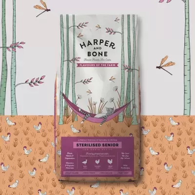 Pacote de comida para gatos Harper and Bone Sterilised Senior com ilustração de gato numa rede entre árvores