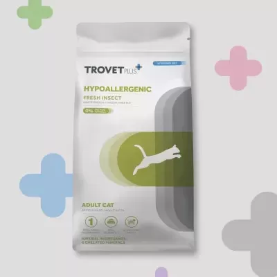 Pacote branco de ração para gatos com texto verde e cinza e imagem de gato saltando