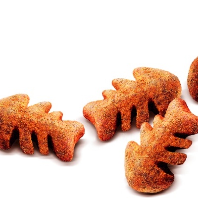 Snacks em forma de espinha de peixe castanhos polvilhados com especiarias