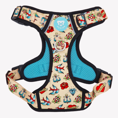 Peitoral para cão estampado com motivos náuticos e tatuagens clássicas, interior azul, etiqueta DUKIER