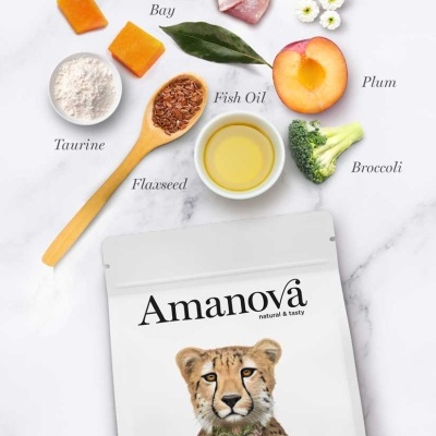 Ingredientes naturais ao redor de embalagem de ração Amanova para gato adulto sabor coelho.