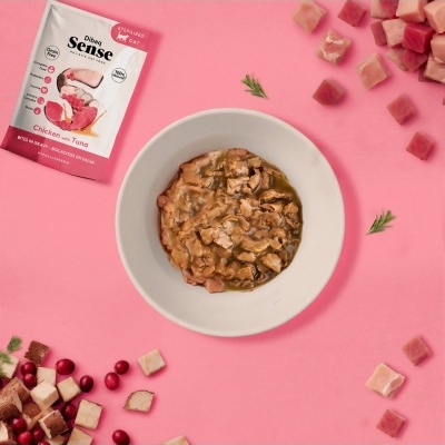 Comida húmida para gato Dibaq Sense Chicken with Tuna e tigela com comida em molho