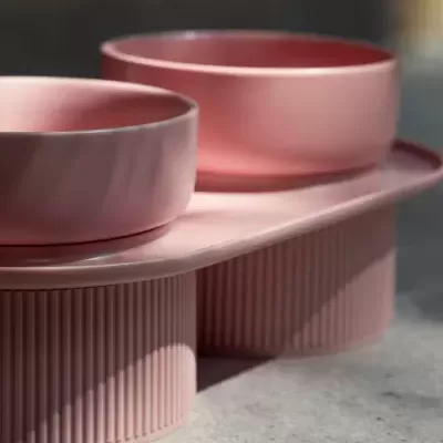 Conjunto cor-de-rosa de dois recipientes em base retangular com texturas lisas e estriadas