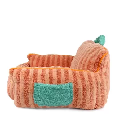 Cama de pelúcia laranja para animal com riscas e detalhe azul esverdeado