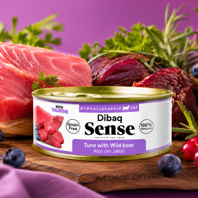 Lata de comida para gato Diba Sense com atum e javali selvagem rodeada por carne e frutos