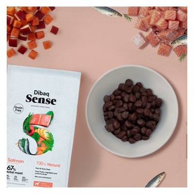 Comida para cães Dibaq Sense Salmon com croquetes em tigela e ingredientes naturais