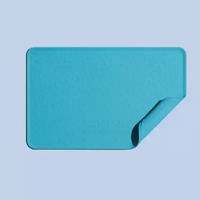 Tapete de silicone azul com textura de pontos circulares e texto em relevo