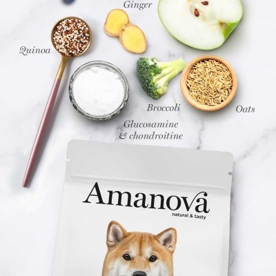 Saco branco do produto Amanová para cães adultos obesos com sabor a Peru e ingredientes naturais