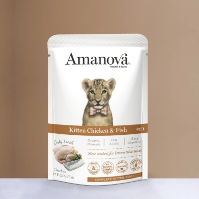Embalagem de comida para gato Amanova Kitten Chicken & Fish com imagem de filhote de leão e texto informativo.