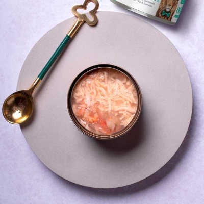 Lata aberta de comida para animais Amanova com colher dourada e suporte cinza