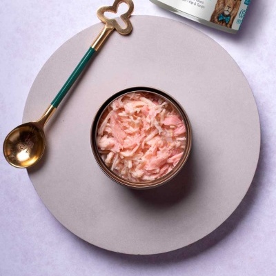 Lata de alimento húmido para animais Amanova Chicken & Tuna com colher dourada e cabo verde