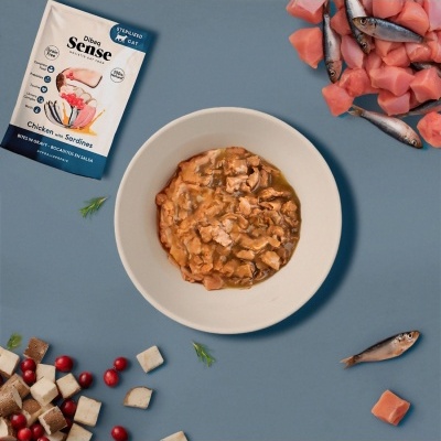 Comida húmida para gatos Dibaq Sense Chicken with Sardines em taça branca e embalagem visível.