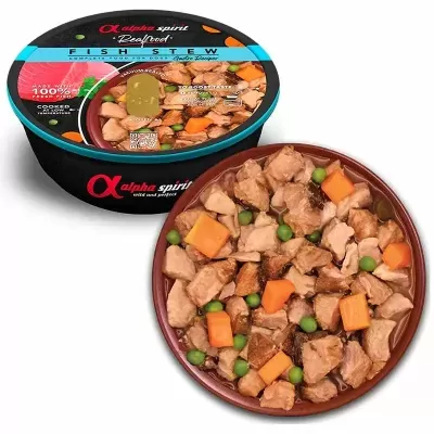 Alimento para peixe em conserva com pedaços de peixe, cenoura e ervilhas em embalagem preta redonda