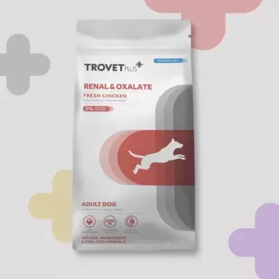 Embalagem branca de ração para cães TROVET PLUS RENAL & OXALATE com imagem de cão a correr