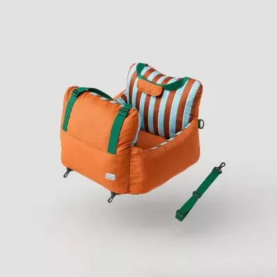 Assento elevatório para crianças em tecido laranja com riscas castanhas e brancas