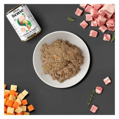 Lata de comida para animais dibaq com comida servida num prato branco e ingredientes crus ao lado