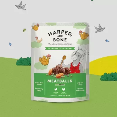 Pacote de comida para cães Harper and Bone com almôndegas sabor 'Flavours of the Farm' e ilustração de galinhas e cão cozinheiro