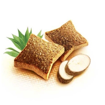 Biscoitos com cobertura castanha e rodelas de raiz branca com folhas verdes