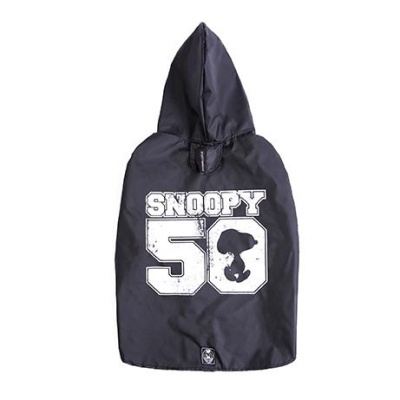 Capa de chuva preta para cão com estampa Snoopy 50 branca e capuz