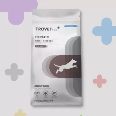 Embalagem branca de alimento para cão TROVET PLUS Hepatic com frango fresco e imagem de cão a saltar