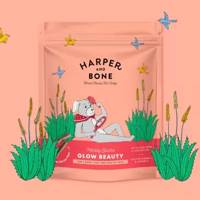 Embalagem rosa de snacks para cães HARPER AND BONE com cão cinzento e plantas desenhadas