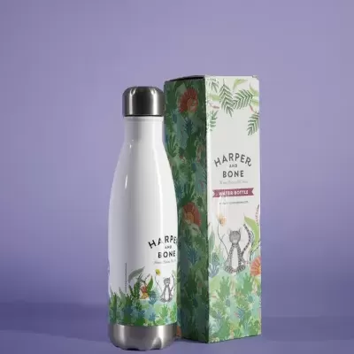 Garrafa de água branca decorada com ilustração e caixa com design floral